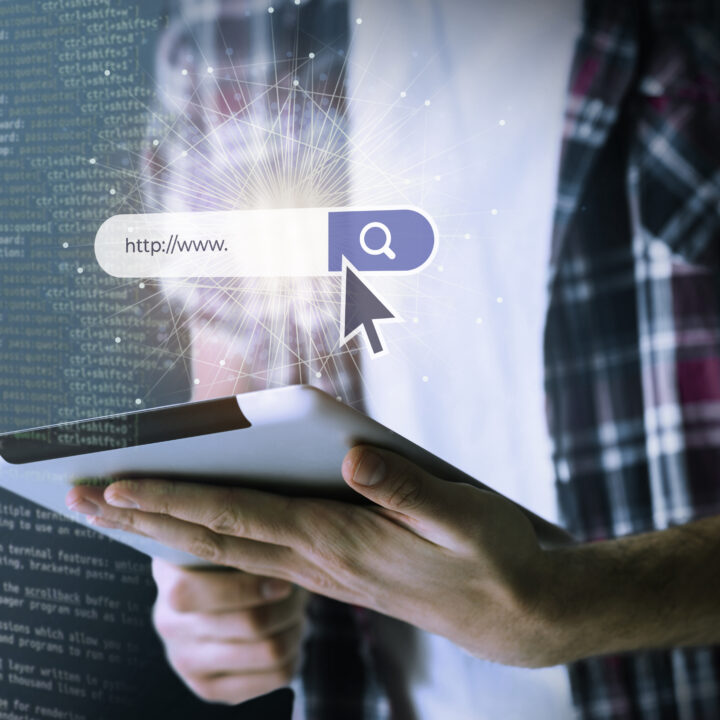 Warum ohne Traffic eine Unternehmenswebsite nichts wert ist! 4 person working html computer