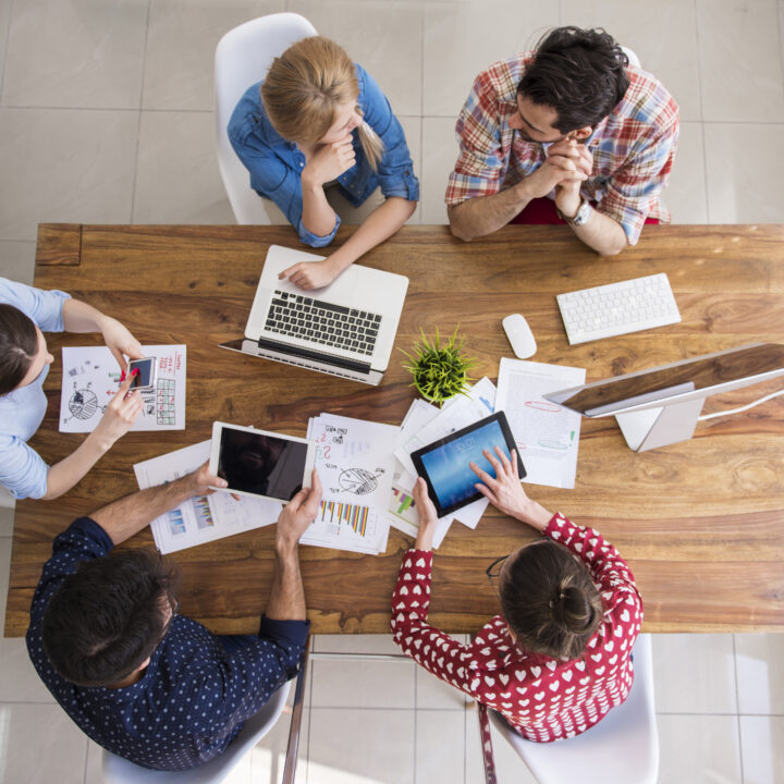 Warum ohne Traffic eine Unternehmenswebsite nichts wert ist! 5 top view coworkers team working office